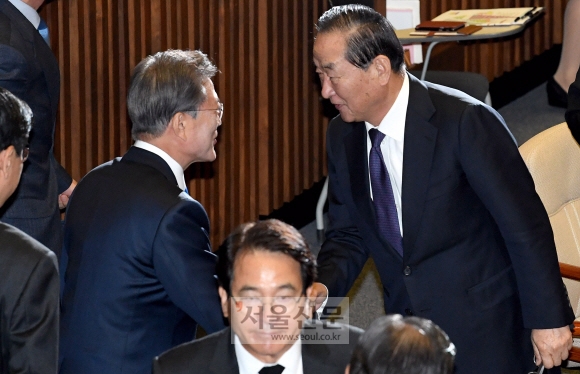 문재인 대통령이 1일 오전 서울 여의도 국회 본회의장에서 내년도 예산안 국회 본회의 상정에 따른 시정연설을 마치고 자유한국당 서청원 의원과 악수하고 있다. 강성남 선임기자 snk@seoul.co.kr