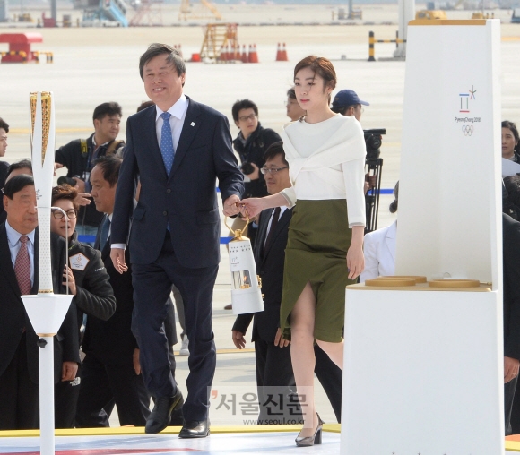 2018평창동계올림픽 성화가 1일 오전 인천공항 제2여객터미널에 대한항공을 통해 도착하고 있다.   ’2018 평창 동계 올림픽’ 성화봉송은 이날부터 시작돼 101일간 전국 17개 시도를 경유해 2018km를 달려 ’2018 평창 동계 올림픽’ 개막날 까지 이어진다. 전국 총 7500명의 주자가 릴레이로 성화를 평창까지 전달한다. 박윤슬 기자 seul@seoul.co.kr