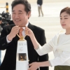 [서울포토] 평창동계올림픽 성화 들어 보이는 이낙연 총리와 김연아