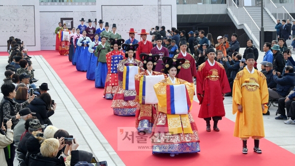 1일 서울 종로구 세운상가 다시세운광장에서 열린 한복패션쇼에서 모델들이 한복을 입고 런웨이를 하고 있다. 정연호 기자 tpgod@seoul.co.kr