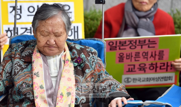 1일 서울 일본대사관 앞에서 열린 수요집회에서 길원옥 할머니가 굳은 표정을 짓고 있다. 박지환 기자 popocar@seoul.co.kr