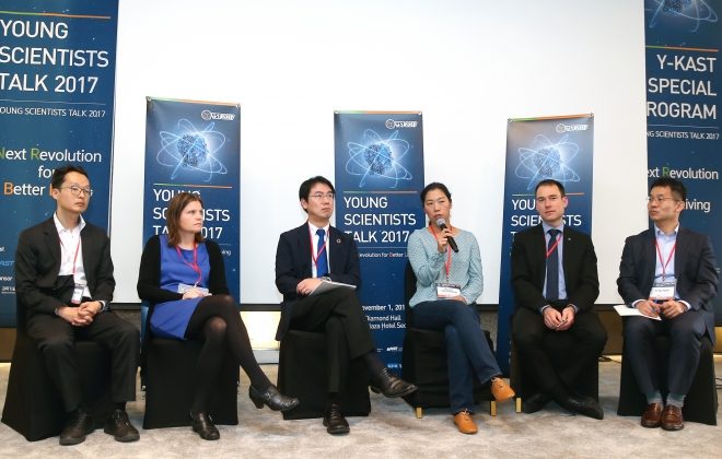 한국과학기술한림원이 개최한 ‘2017 한국과학주간’ 행사의 일환으로 열린 ‘영 사이언티스트 토크 2017’에 참여한 영국과 독일, 스웨덴, 일본 젊은 과학자들은 ‘연구자율성과 독립성’이 창의적 연구의 선행조건이라고 입을 모았다. 한국과학기술한림원 제공