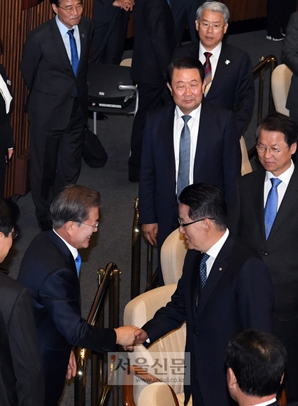 문재인 대통령이 1일 오전 서울 여의도 국회 본회의장에서 2018년도 예산안 관련 시정연설을 마친 뒤 본회의장을 떠나며 박지원 의원 등 국민의당 의원들과 인사를 나누고 있다.  강성남 선임기자 snk@seoul.co.kr