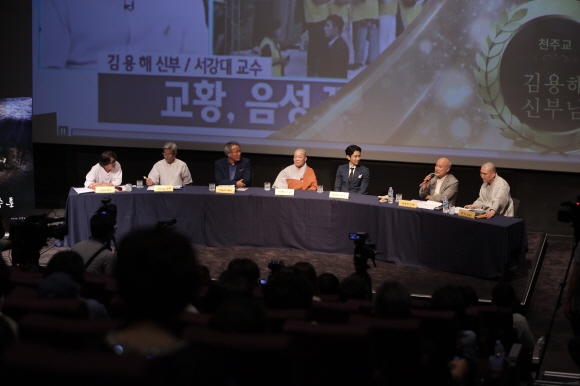 영화 ‘산상수훈’ 시사회 뒤 4대 종교 성직자들이 무대에 올라 토론을 벌이고 있는 모습. ㈜그란 제공