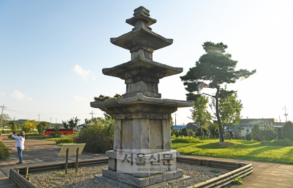 한적한 시골마을 구석에 서 있는 비인 오층석탑. 백제 정림사지 석탑을 본떠 고려 때 세워졌다.