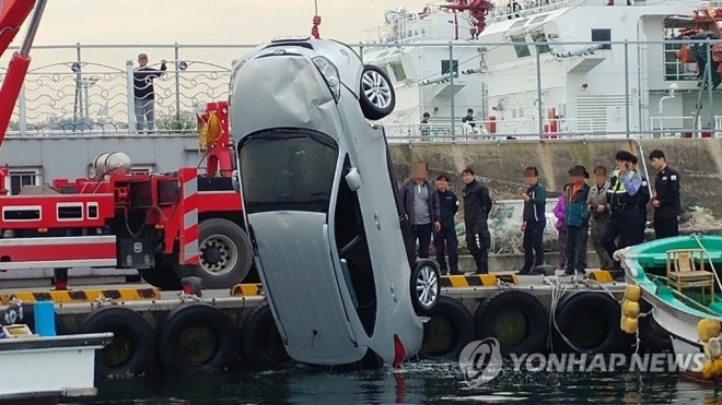 2일 오전 8시 44분께 강원 동해시 묵호항 여객선부두 남방파제 앞 해상에 승용차가 추락, 해경이 견인하고 있다.2017.11.2[동해해경 제공=연합뉴스