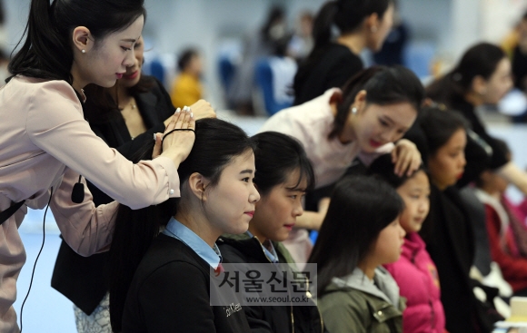 한국전문대학교육협의회가 2일 경기 고양시 킨텍스에서 개최한 ‘2017 진로·직업체험 박람회’에서 학생들이 승무원 체험을 하고 있다.  박윤슬 기자 seul@seoul.co.kr