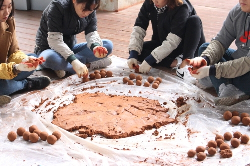 하츠 임직원들은 하천 주변의 쓰레기를 수거하고 EM 흙공 약 300개를 직접 제작한 후, 앞서 만들어 일정 기간의 숙성 과정을 거친 흙공을 곳곳에 투척했다.