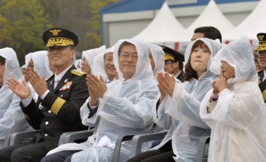 [서울포토] 우비입은 문재인 대통령