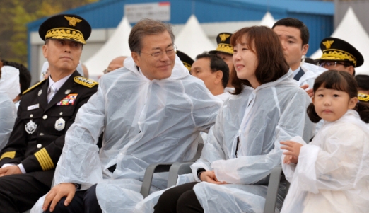 [서울포토] 유가족 위로하는 문재인 대통령