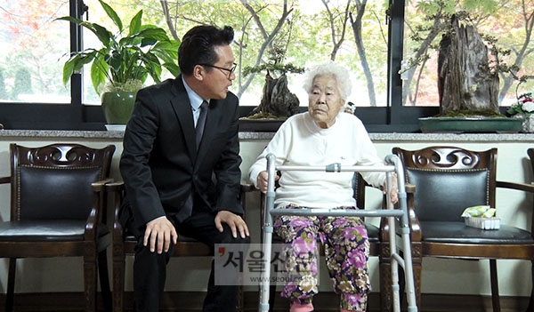 지난 2일 위안부 피해자 할머니들의 보금자리인 경기도 광주 나눔의 집에서 안신권 소장이 일본군 위안부 피해자 김옥선 할머니와 이야기를 나누고 있다. 사진=문성호 기자 sungho@seoul.co.kr