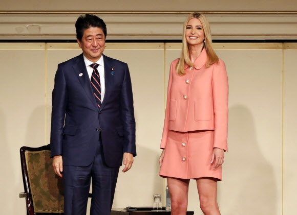 3일 일본 도쿄에서 열린 2017 국제여성회의(WAW)에서 아베 신조 일본 총리가 도널드 트럼프 미국 대통령의 장녀 이방카 트럼프와 만나 인사를 나누고 있다. AP 연합뉴스