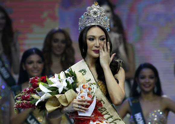 4일(현지시간) 필리핀 파사이시티의 아시아 아레나 몰에서 열린 ‘2017 미스 어스 선발대회(Miss Earth 2017 beauty contest)’에서 우승을 차지한 필리핀의 카렌 이바스코가 왕관을 쓴 채 눈물을 닦고 있다. AP 연합뉴스