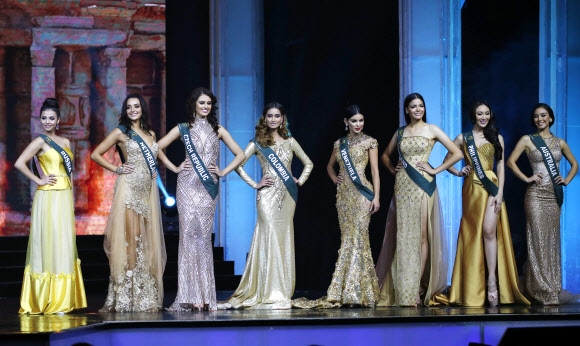4일(현지시간) 필리핀 파사이시티의 아시아 아레나 몰에서 열린 ‘2017 미스 어스 선발대회(Miss Earth 2017 beauty contest)’에서 준결승에 오른 8명의 미녀들이 이브닝 드레스를 입고 포즈를 취하고 있다. AP 연합뉴스