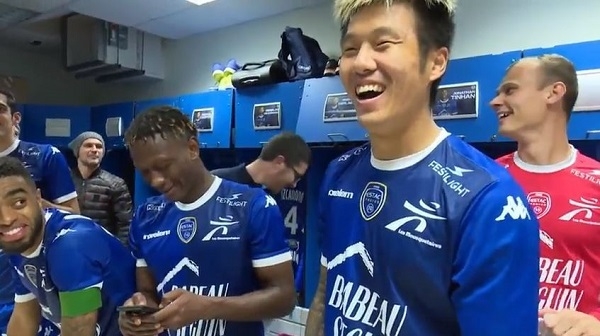 석현준(트루아)이 5일 스트라스부르와의 프랑스 프로축구 리그앙 11라운드 리그 데뷔골을 넣은 뒤 라커룸에서 동료들과 기쁨을 나누고 있다. 트루아 공식 유튜브 캡처