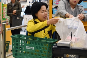 [어느 구청장의 장애인 체험기] 손 안 닿는 손잡이…식당 문조차 열 수 없었다