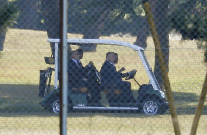 日 골프장서 아베 총리와 라운딩하는 트럼프 대통령