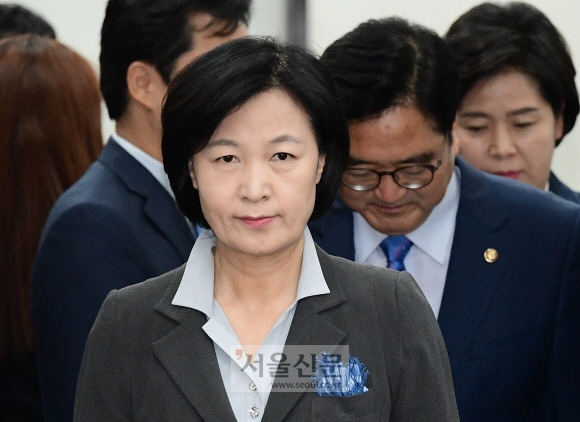 [서울포토] 추미애 대표, 최고위원회의 입장