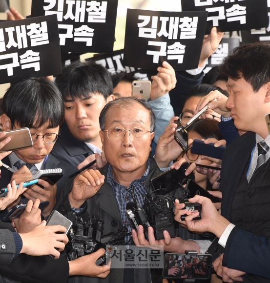 이명박 정부 시절 국가정보원과 공모해 정권 차원의 ’공영방송 장악’의 실행자 역할을 한 것 아니냐는 의심을 받는 김재철 전 MBC 사장이 조사를 받기 위해 6일 서울 서초구 중앙지검으로 들어 오면서 기자들의 질문을 받고 있다. 최해국 선임기자seaworld@seoul.co.kr