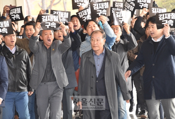 이명박 정부 시절 국가정보원과 공모해 정권 차원의 ’공영방송 장악’의 실행자 역할을 한 것 아니냐는 의심을 받는 김재철 전 MBC 사장이 조사를 받기 위해 6일 서울 서초구 중앙지검으로 들어서자 노조원들이 피켓를 벌이고 있다. 최해국 선임기자 seaworld@seoul.co.kr