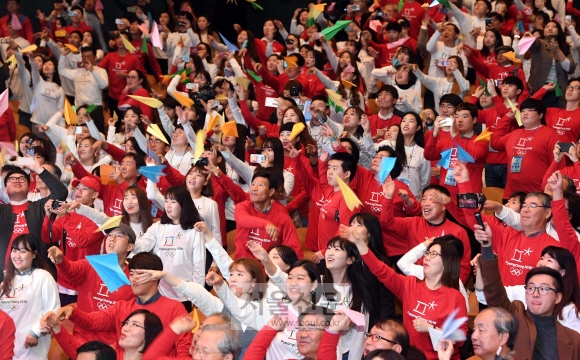 6일 서울 코엑스에서 열린 평창동계올림픽 자원봉사 발대식에서 참석한 자원봉사자들이 자신의 염원을 담은 종이비행기를 날리고 있다. 정연호 기자 tpgod@seoul.co.kr