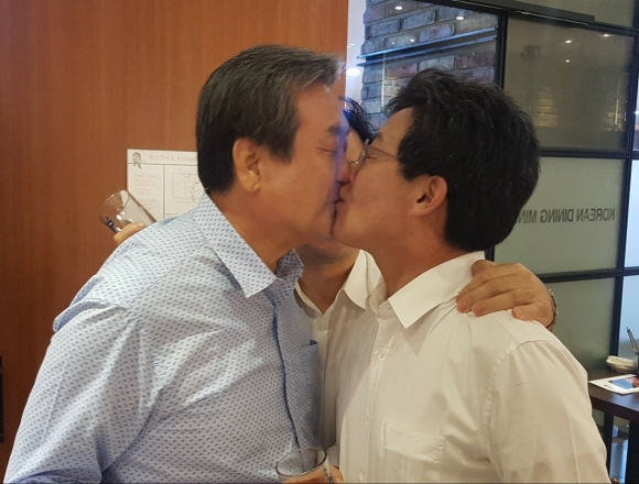 김무성(왼쪽) 의원과 유승민 의원이 지난 9월 서울 여의도의 한 음식점에서 당 화합을 위해 열린 만찬에 참석, 입맞춤을 하고 있다. 연합뉴스