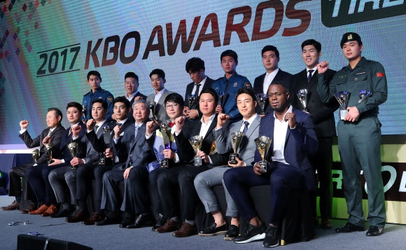 2017 KBO 시상식에서 부문별 수상자들이 구본능(앞줄 왼쪽 다섯 번째) 총재와 파이팅을 외치고 있다. 연합뉴스