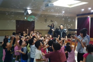 동심 홀린 동대문 마술·비눗방울 공연