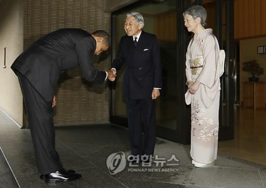 버락 오바마 전 미국 대통령이 2009년 아키히토 일왕을 방문해 허리를 굽혀 90도로 인사하고 있다. 연합뉴스