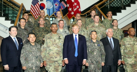 [서울포토] 트럼프 미 대통령, 주한 미군기지 ‘캠프 험프리스’서 기념촬영