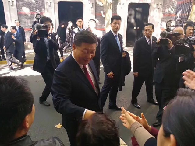 상하이의 공산당 성지를 찾은 시진핑 주석에게 중국인들이 앞다퉈 악수를 청하고 있다. 출처:웨이보