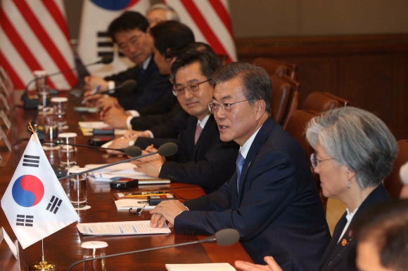 한·미 양국 확대정상회의가 양국 주요 각료들이 배석한 가운데 7일 청와대 집현실에서 열렸다. 문재인 대통령이 모두 발언을 하고 있다.  안주영 기자 jya@seoul.co.kr