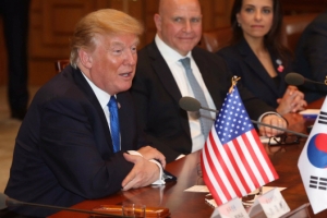 트럼프 대통령 “한국이 미국 무기 구입해 미국 무역적자 줄일 것”