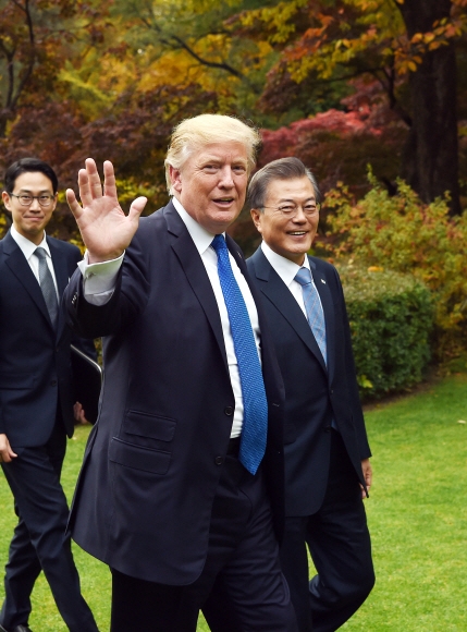 [서울포토] 카메라 향해 손 흔드는 도널드 트럼프 미국 대통령