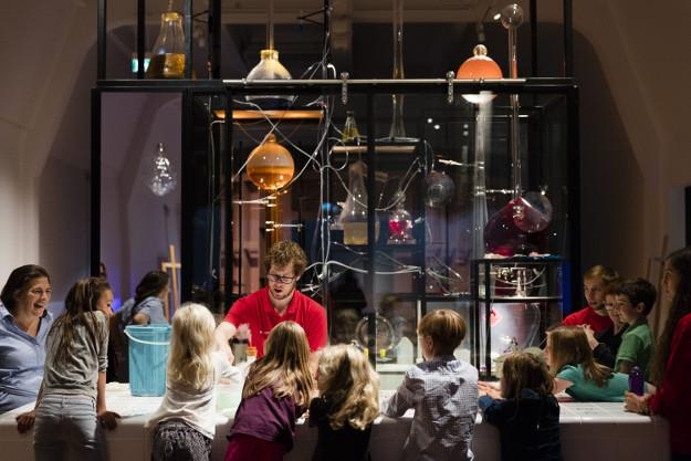 영국 런던 과학박물관(과학관)은 단순히 전시품만 진열해 놓은 것이 아니라 각종 과학강연, 과학실험, 체험 등 다양한 볼거리와 즐길거리를 갖추고 있어서 어린이들뿐만 아니라 어른들도 즐겨 찾는 곳이다.  영국 런던과학관 제공