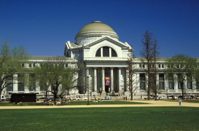 미국 워싱턴DC에 위치한 스미스소니언 자연사 박물관은 세계 4대 박물관에 손꼽힐 정도로 규모가 크고 소장품이 풍부해 관람객들이 끊이지 않고 있다. 영화 ‘박물관은 살아 있다’의 배경이 되기도 했다.  미국 스미스소니언재단 제공