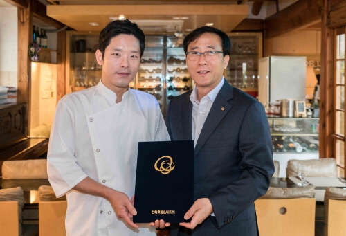 한화호텔앤드리조트 안헌모 콘도사업부장(우)과 이재훈 셰프(좌)가 업무 제휴를 체결했다.