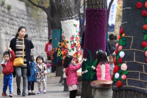 겨울로 가는 길목… 뜨개질 옷 입은 나무