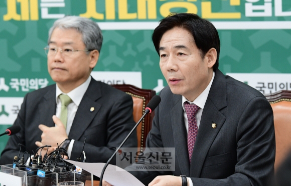 국민의당 이용호(오른쪽) 정책위의장이 7일 국회에서 열린 원내대책회의에서 발언하고 있다.  이종원 선임기자 jongwon@seoul.co.kr