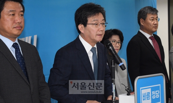 바른정당 유승민(왼쪽 두 번째) 당대표 후보가 서울 여의도 당사에서 열린 최고위원, 당대표 후보 연석회의에서 발언하고 있다. 이종원 선임기자 jongwon@seoul.co.kr
