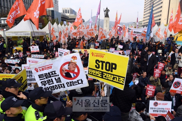 文정부 첫 경찰 차벽… “전쟁 반대”