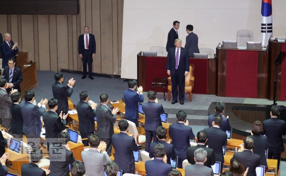미국 도널드 트럼프 대통령이 8일 오전 국회에서 24년 만의 미국 대통령 연설을 하기 위해 본회의장에 들어서고 있다. 2017. 11. 08  이종원 선임기자 jongwon@seoul.co.kr