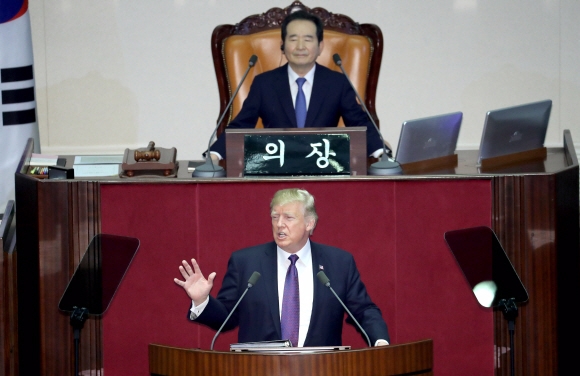 미국 도널드 트럼프 대통령이 8일 오전 국회에서 24년 만의 미국 대통령 연설을 하고 있다. 2017. 11. 08 이종원 선임기자 jongwon@seoul.co.kr