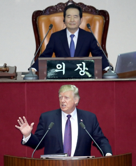 미국 도널드 트럼프 대통령이 8일 오전 국회에서 24년 만의 미국 대통령 연설을 하고 있다. 2017. 11. 08  이종원 선임기자 jongwon@seoul.co.kr