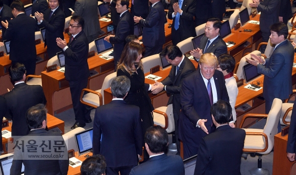 1박2일 동안 한국을 국빈 방문중인 트럼프 美대통령이 8일 오전 국회연설뒤  의원들의 박수를 받으며 퇴장하고 있다. 2017. 11. 08  이종원 선임기자 jongwon@seoul.co.kr