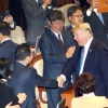 [서울포토] 의원들과 악수 나누며 퇴장하는 트럼프 미국 대통령