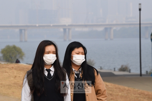 미세먼지가 나쁨 단계를 보인 8일 오전 서울 여의도를 지나는 학생들이 마스크를 쓰고 있다. 2017.11.8  도준석 기자 pado@seoul.co.kr