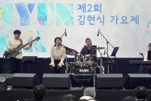 비처럼 음악처럼… 신촌 물들이는 김현식의 후예들