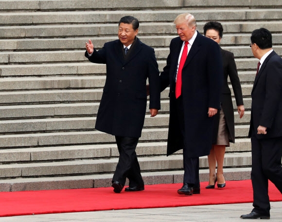 9일 도널드 트럼프 미국 대통령을 안내하는 시진핑 중국 국가주석. AP연합뉴스