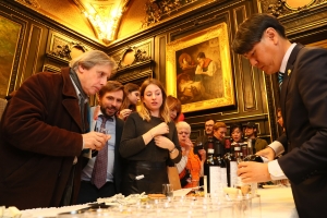 파리 와인 시음회장 온 프랑스인들 “한국와인 재료 다양하고 맛과 향 뛰어나”